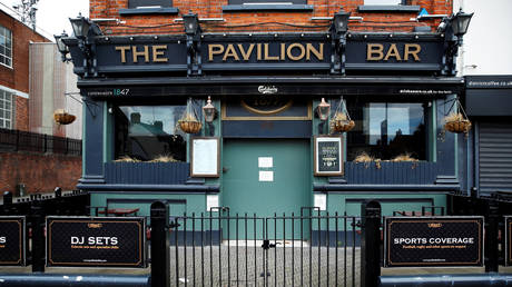 A closed pub is seen in Belfast, Northern Ireland (FILE PHOTO) © REUTERS/Jason Cairnduff