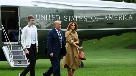 US President Donald Trump, First Lady Melania Trump and their son Barron walk to the White House from Marine One on August 16, 2020 © REUTERS/Erin Scott