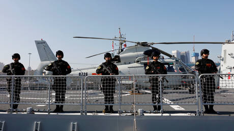 Chinese People's Liberation Army (PLA) Navy soldiers stand guard on the guided missile destroyer Xining, at a port in Qingdao, Shandong province, China, August 29, 2019. © Reuters / Stringer