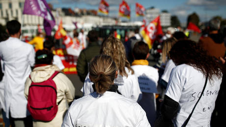 French health workers protest in Nantes as part of a nationwide day of actions to urge the government to increase staff as hospitals fill once again with COVID-19 patients October 15, 2020 . The slogan reads "angry caregivers". © REUTERS/Stephane Mahe