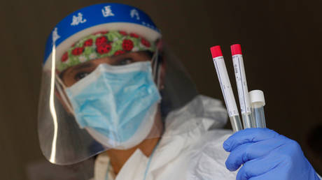 A healthcare worker holds swab samples at a coronavirus test centre at Rome's San Giovanni hospital. © Reuters / Guglielmo Mangiapane