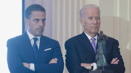 FILE PHOTO: Hunter Biden introduces his father Vice President Joe Biden during the World Food Program USA's 2016 McGovern-Dole Leadership Award Ceremony at the Organization of American States on April 12, 2016 in Washington, DC. © Getty Images / Kris Connor/WireImage