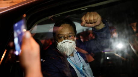 Luis Arce, presidential candidate of the Movement to Socialism party, gestures from a vehicle in La Paz, Bolivia October 19, 2020. © Reuters/Ueslei Marcelino