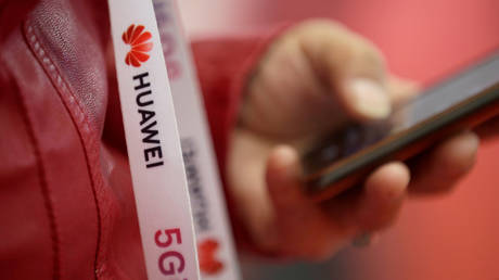 FILE PHOTO: An attendee at the World 5G Exhibition in Beijing, China, November 22, 2019. © Reuters / Jason Lee