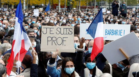 Parisians protest the murder of Samuel Paty © Reuters / Charles Platiau