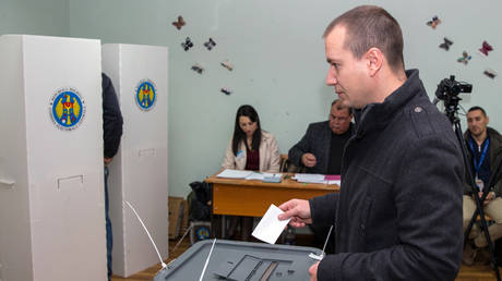 A resident of Chisinau during the vote in the referendum on the resignation of Dorin Chirtoaca as mayor of Chisinau.