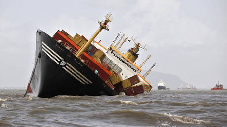 FILE PHOTO: Containers fall from the deck of damaged cargo ship MSC Chitra © Reuters / Danish Siddiqui