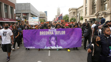 Protesters demand justice for Taylor after grand jury returns no homicide charges against cops © Reuters / Lawrence Bryant