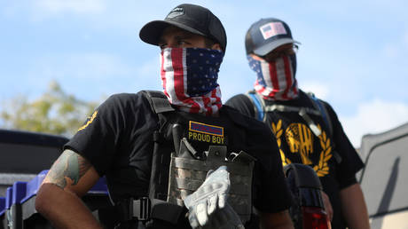 Members of the far-right group Proud Boys attend a rally in Portland, Oregon, U.S. September 26, 2020. © REUTERS/Jim Urquhart
