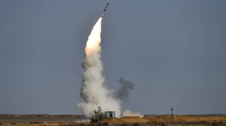 A S-400 surface-to-air missile system launcher shoots during the Kavkaz 2020 military drills at the Ashuluk training range in Russia. © Sputnik / Maksim Blinov