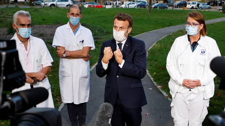 French President Macron meets with medical staff in Pontoise outside Paris. © Reuters / Ludovic Marin