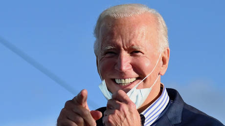 Joe Biden speaks at a Drive-In event with Bon Jovi at Dallas High School, Pennsylvania, on October 24, 2020. © AFP / Angela Weiss