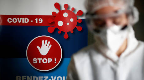 FILE PHOTO: A health worker, wearing a protective suit and a face mask, works at a testing site for the coronavirus disease (COVID-19) in Nantes, France. © REUTERS / Stephane Mahe