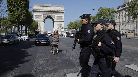FILE PHOTO: Armed French police, the Champs Elysees Avenue, Paris, France. © REUTERS / Benoit Tessier