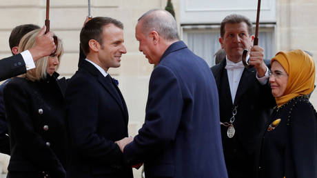 French President Emmanuel Macron and his wife Brigitte Macron welcome Turkey's President Tayyip Erdogan with his wife Emine Erdogan at the Elysee Palace, in Paris, France, November 11, 2018. © Reuters / Philippe Wojazer