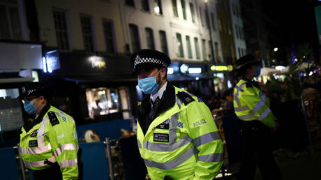 FILE PHOTO: Police officers amid the outbreak of the coronavirus disease (COVID-19), in Britain. © REUTERS / Hannah McKay