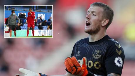 Everton goalkeeper Jordan Pickford injured Liverpool star Van Dijk. © Reuters