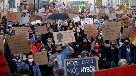 People take part in a protest against the ruling by Poland's Constitutional Tribunal that imposes a near-total ban on abortion in Warsaw. © Reuters / Maciej Jazwiecki