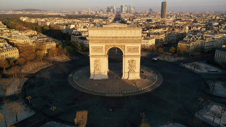 The deserted Place de l'Etoile and the Arc de Triomphe during the first lockdown in Paris in April. © Reauters / Pascal Rossignol