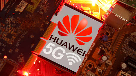 FILE PHOTO: A smartphone with the Huawei and 5G network logo on a PC motherboard © Reuters / Dado Ruvic