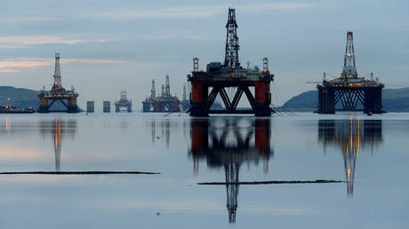 FILE PHOTO: Drilling rigs are parked up in the Cromarty Firth near Invergordon, Scotland, Britain © Reuters / Russell Cheyne