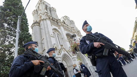 Police officers stand near Notre Dame church, where a knife attack took place, in Nice, France, October 29, 2020. © Reuters / Eric Gaillard / Pool