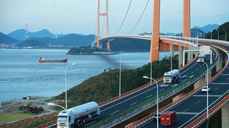 Tanker trucks carrying liquefied natural gas (LNG) from ENN group's LNG terminal cross the Xihoumen Bridge in Zhoushan, Zhejiang province, China © Reuters