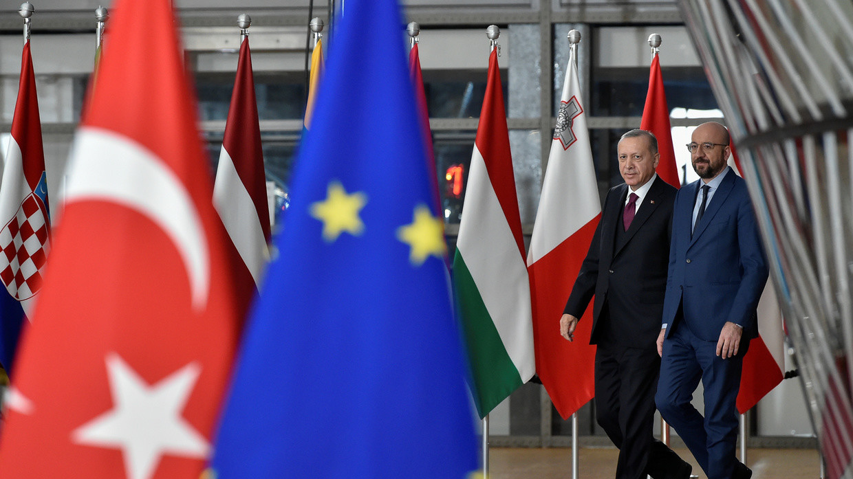 EU deals blow to Turkeys membership bid saying talks effectively at