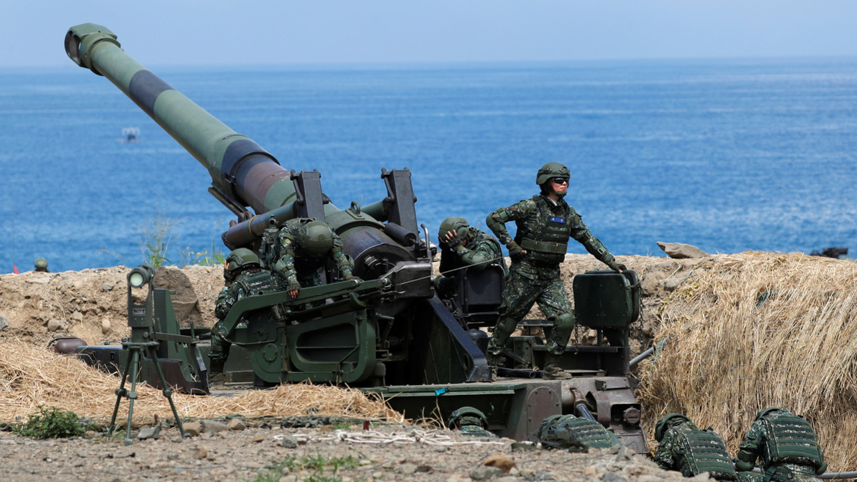 Female soldiers of an artillery unit take part in the live fire Han Kuang military exercise, which simulates China's People's Liberation Army (PLA) invading the island, in Pingtung, Taiwan, May 30, 2019. © Reuters / Tyrone Siu