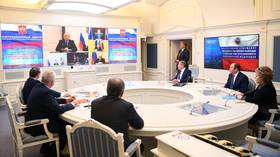 Keep your cash in the country: New law means Russia’s most important officials will be banned from having foreign bank accounts