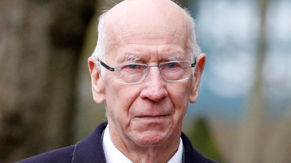 Manchester United legend Sir Bobby Charlton diagnosed with dementia ...