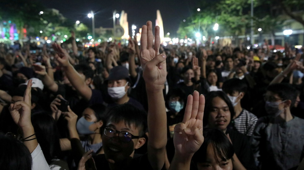 Thailand's King calls for unity after protesters turn back on his motorcade & throw up 'Hunger Games' salute (VIDEOS, PHOTOS)
