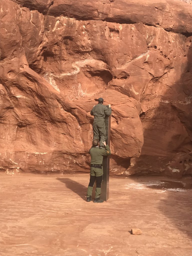 2020 goes 'full Kubrick': Mysterious MONOLITH discovered in Utah desert (PHOTOS, VIDEO) - NEWS TAP GLOBAL