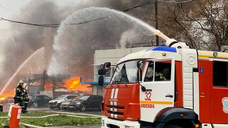 Fire erupts inside warehouse filled with gas tanks in southern Moscow (VIDEO)