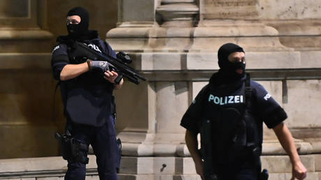 Armed policemen stand guard near the State Opera in the center of Vienna on November 2, 2020, following a shooting. © AFP / Joe Klamar