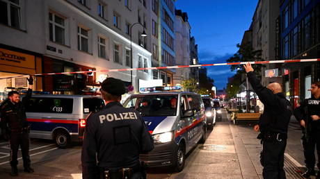 Police officers block a street after a terrorist attack in Vienna, Austria November 3, 2020. © Reuters / Radovan Stoklasa