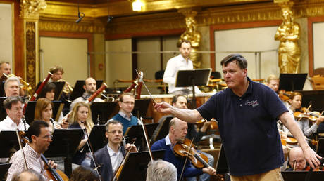 WATCH Vienna orchestra playing to calm people who waited inside opera theater as terror unfolded on the streets