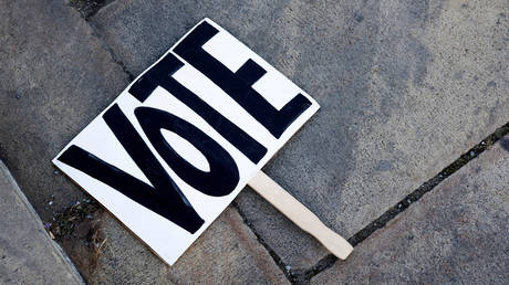 FILE PHOTO: A voting sign in Philadelphia, Pennsylvania, NNovember 2, 2020 © Reuters / Rachel Wisniewski