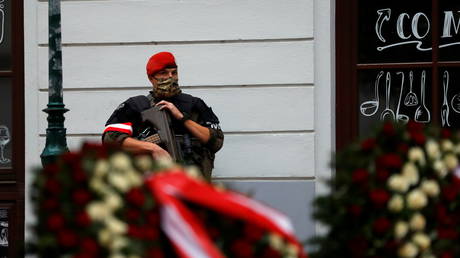 An armed member of the special forces stands guard near the site of a gun attack in Vienna, Austria, November 4, 2020 © REUTERS/Leonhard Foeger