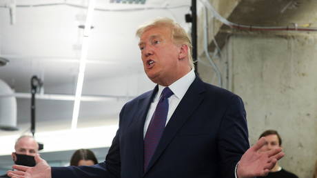 U.S. President Donald Trump speaks to staff and reporters as he visits his presidential campaign headquarters on Election Day in Arlington, Virginia, U.S., November 3, 2020. © REUTERS/Tom Brenner