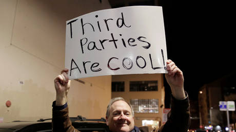 FILE PHOTO: Libertarian Jeff Jared holds a sign in support of third parties before former Starbucks CEO Howard Schultz speaks in Seattle, Washington, January 31, 2019 © Reuters / Jason Redmond