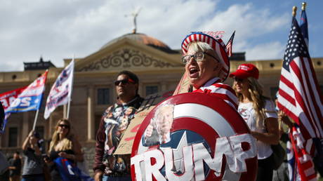 Supporters of U.S. President Donald Trump gather at a “Stop the Steal” protest after the 2020 U.S. presidential election was called for Democratic candidate Joe Biden, in front of the Arizona State Capitol in Phoenix, Arizona, U.S., November 7, 2020. © REUTERS/Jim Urquhart