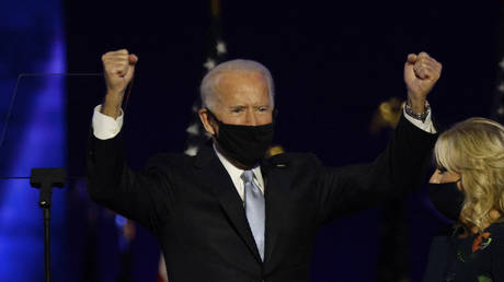 Democratic 2020 U.S. presidential nominee Joe Biden celebrates with his wife Jill onstage at his election rally, after the news media announced that Biden has won the 2020 U.S. presidential election over President Donald Trump, in Wilmington, Delaware, U.S., November 7, 2020. © REUTERS/Jim Bourg