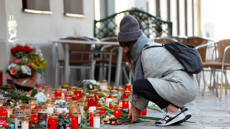 A woman places flowers at the site of a terrorist attack in Vienna, Austria, November 5, 2020. © Reuters / Leonhard Foeger