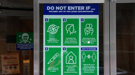 A precautionary sign in the window of a business in New York City, September 2020. © Reuters / Carlo Allegri