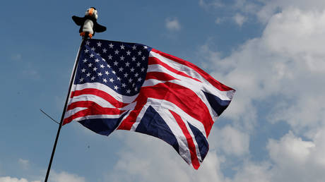A flag mixing the The Stars and Stripes and the Union Flag, in London, Britain (FILE PHOTO) © REUTERS/Yves Herman