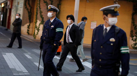 Police officers patrol on the street following the coronavirus disease outbreak in Tokyo, Japan, April 14, 2020. © Reuters / Issei Kato
