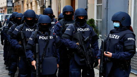 Police officers stand guard during a ceremony at the site of a gun attack in Vienna, Austria, (FILE PHOTO) © REUTERS/Leonhard Foeger