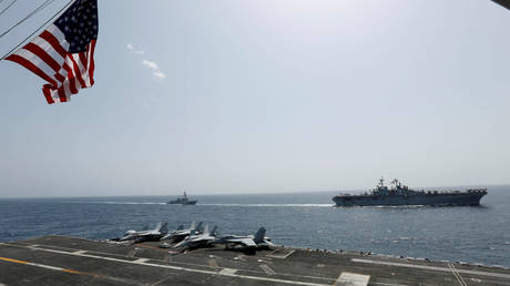 Abraham Lincoln Carrier Strike Group and Kearsarge Amphibious Ready Group conduct combined operations in the Arabian Sea © US Navy/ Seaman Michael Singley/ via REUTERS