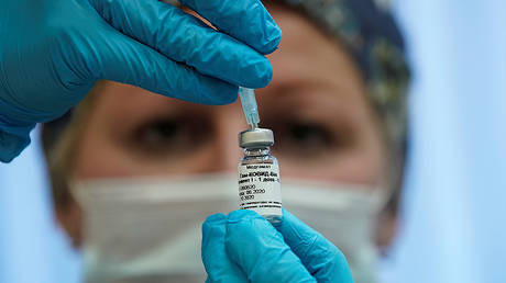 A nurse prepares Russia's "Sputnik-V" vaccine against the coronavirus disease (COVID-19) for inoculation in a post-registration trials stage at a clinic in Moscow, Russia September 17, 2020. © REUTERS/Tatyana Makeyeva